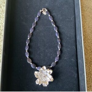 Yang Lay Necklace With Silver Flower Pendant